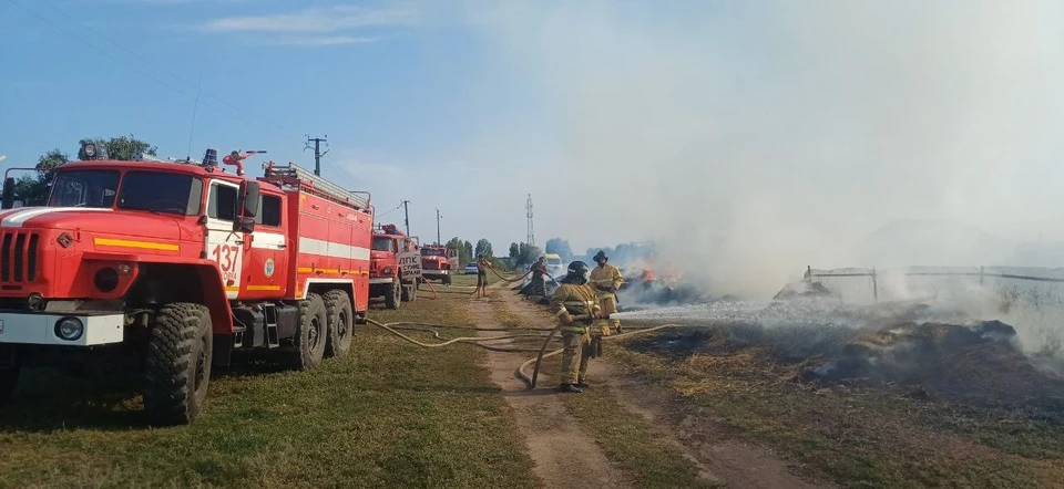 Из-за чего солома загорелась, будут выяснять. Фото: ГКУ СО «Центр по делам ГО, ПБ и ЧС»