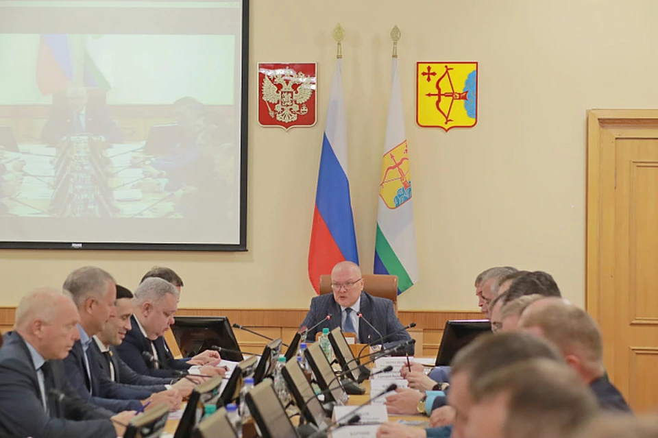 Губернатор Кировской области Александр Соколов на оперативном совещании акцентировал внимание на важности организации уличного освещения в муниципальных образованиях. Фото: правительство Кировской области