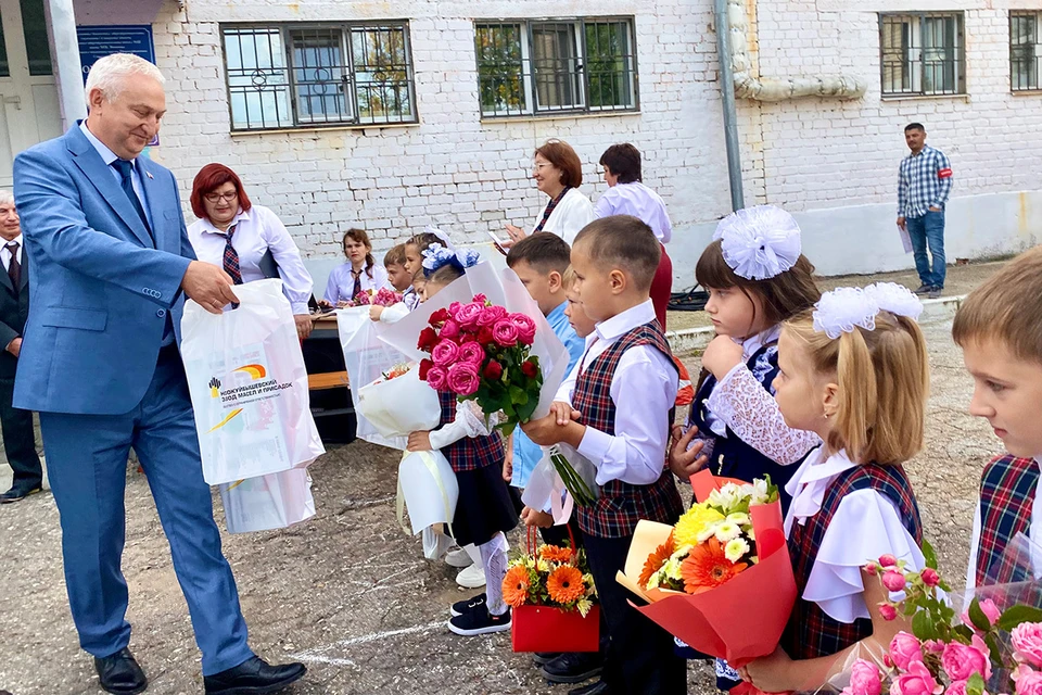 Работники Новокуйбышевского завода масел и присадок подарили первоклашкам наборы школьных принадлежностей. Фото: НЗМП