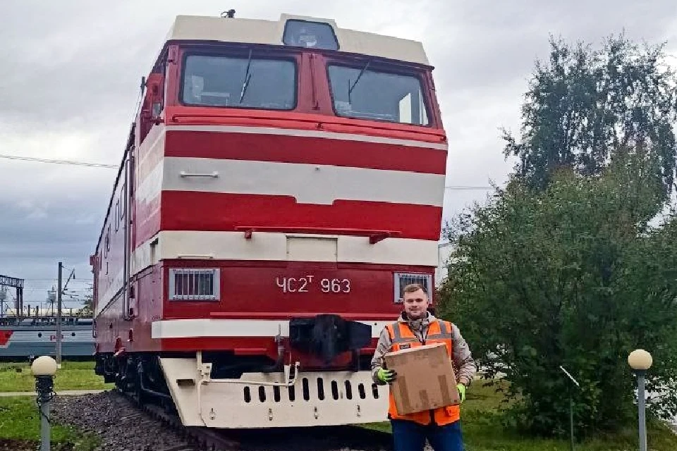 Снаружи локомотив уже сияет свежей краской, но впереди кропотливая работа внутри. Фото: vk.com/kandadepo