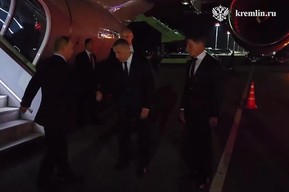 Президента встретили Юрий Трутнев и Олег Кожемяко. Фото: принтскрин видео kremlin.ru.