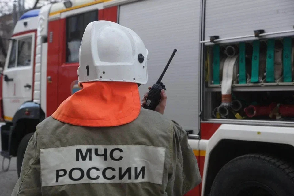 Тушение осложняет сложный рельеф местности и порывистый ветер