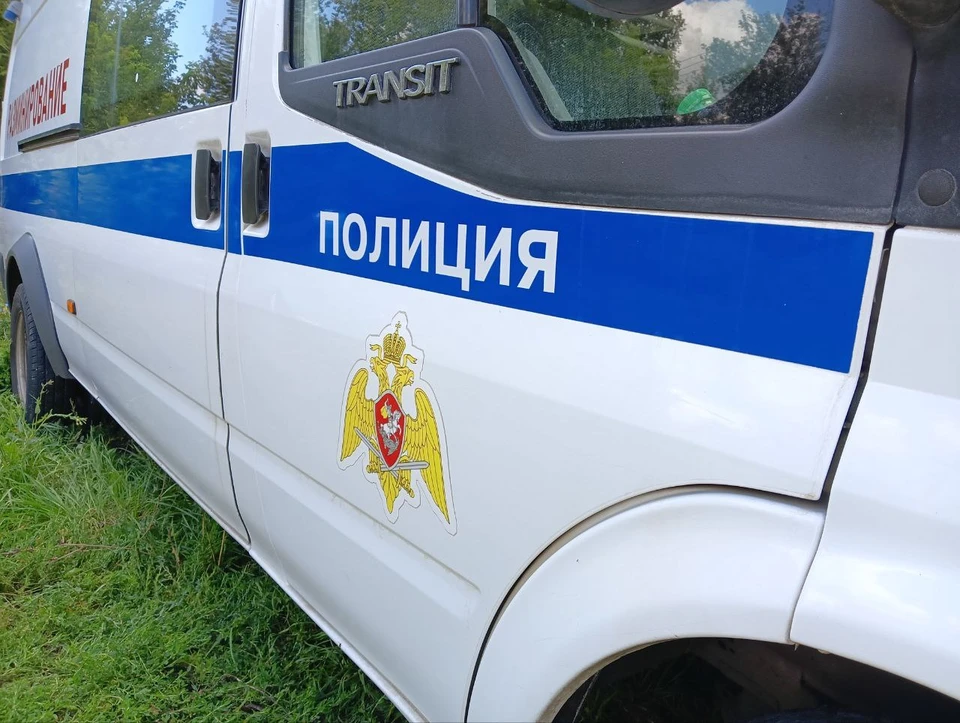 На местах происшествий работают оперативные службы.