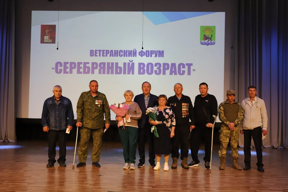 В зале собрались дети Великой Отечественной войны, участники событий в Афганистане и Чечне, бойцы СВО. Фото: Пресс-служба администрации Иркутского района.