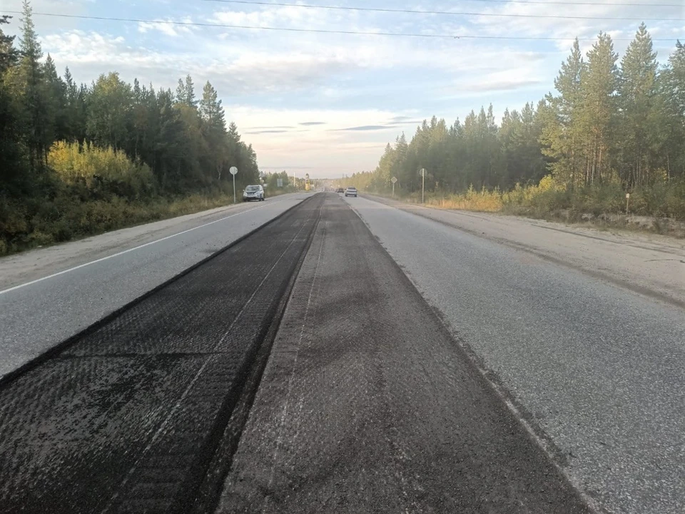 Все работы выполняются поочередно на одной половине проезжей части, что позволяет сохранить движение транспорта без перебоев. Фото: gov-murman.ru