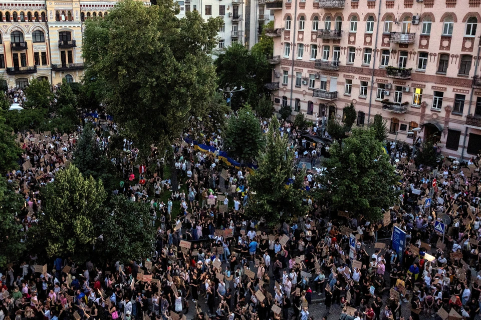 Протестующих, которые стоят с плакатиками, даже не разгоняют