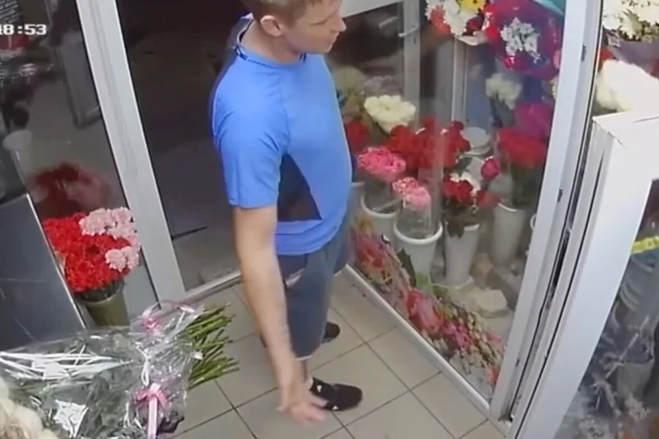 Девушка не пришла, и орчанин выбросил букет. Фото: скриншот видео полиции Оренбуржья