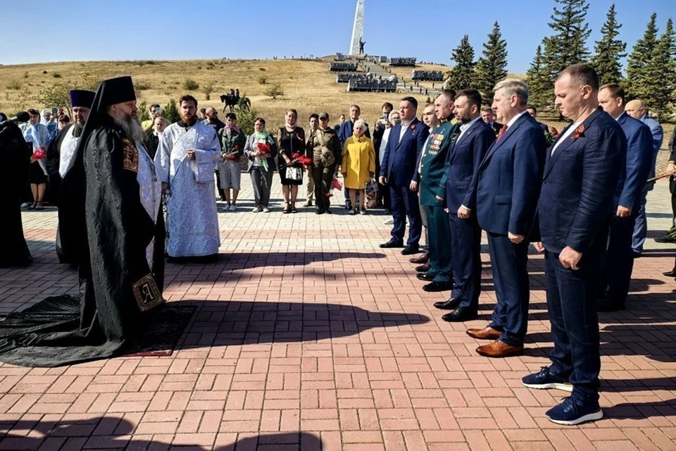 В День освобождения Донбасса на Саур-Могиле провели акцию «Земля Героев». Фото: ТГ/Пушилин