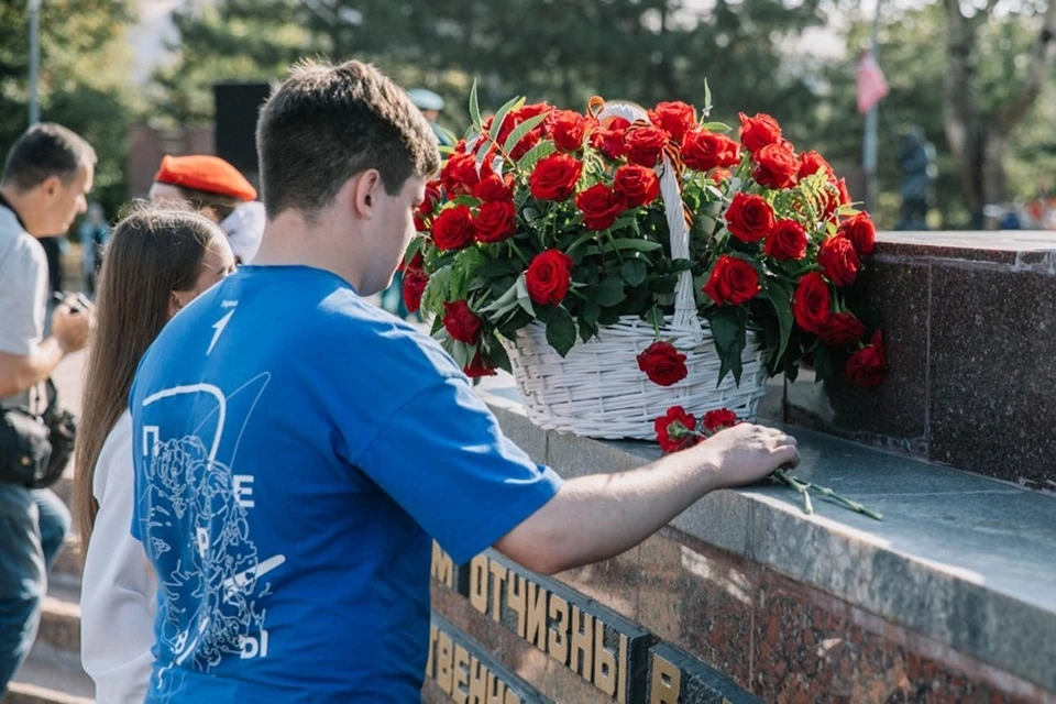 В Мариуполе возложили цветы к монументу Воину-освободителю. Фото: ТГ/Кольцов