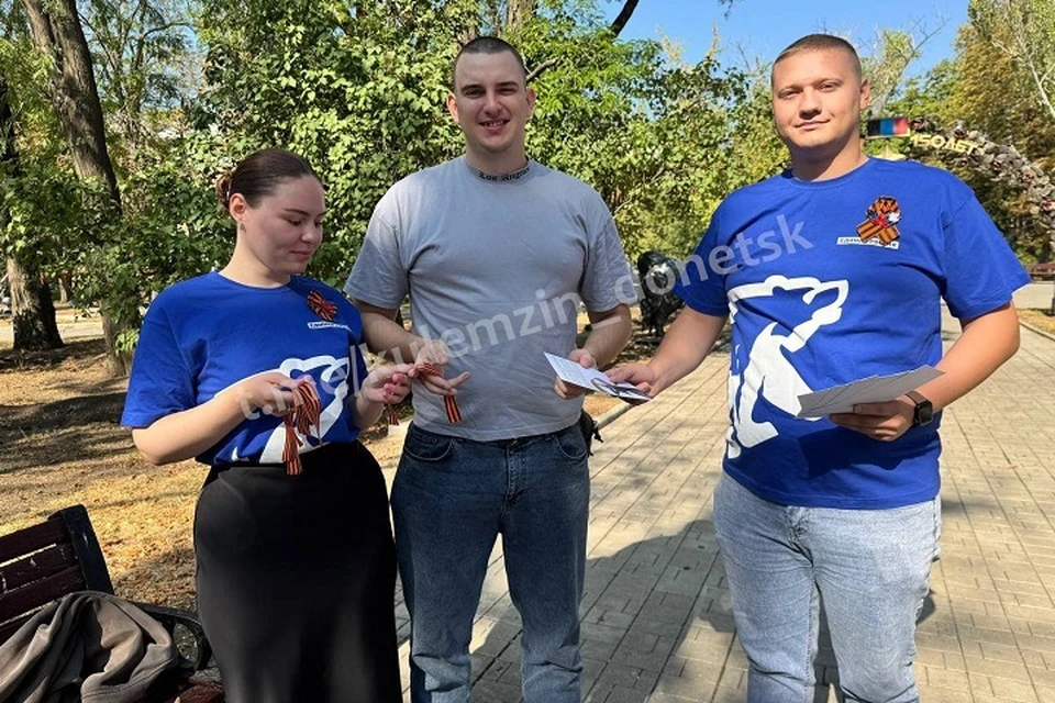 В Донецке раздали георгиевские ленточки в честь Дня освобождения Донбасса. Фото: ТГ/Пушилин