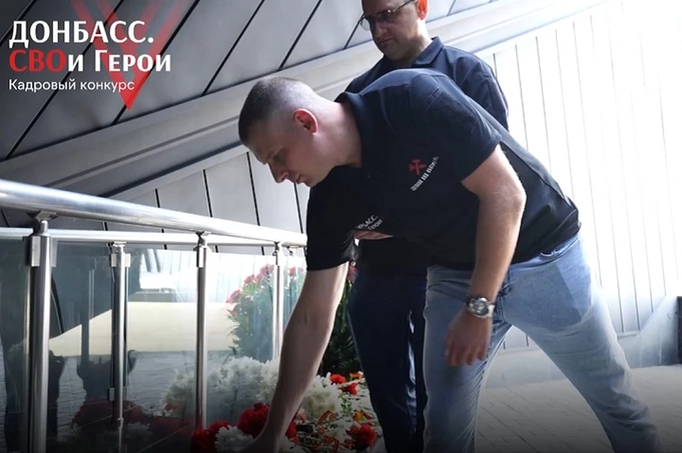 Участники кадрового конкурса возложили цветы к монументу «Твоим освободителям, Донбасс!». Фото: «Донбасс. СВОи Герои»
