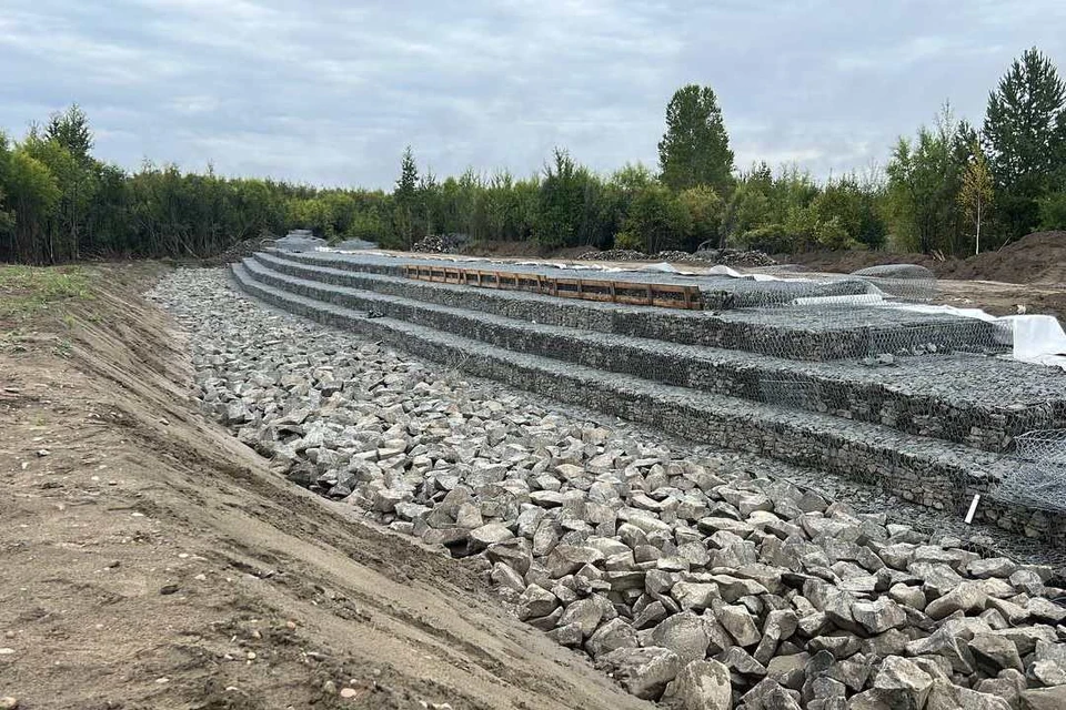 В Зиме укрепляют берег единственного источника воды для 30 тысяч жителей.