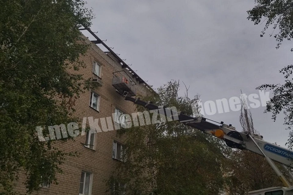 В Донецке строители из Москвы помогают устранять последствия обстрела ВСУ. Фото: ТГ/Кулемзин