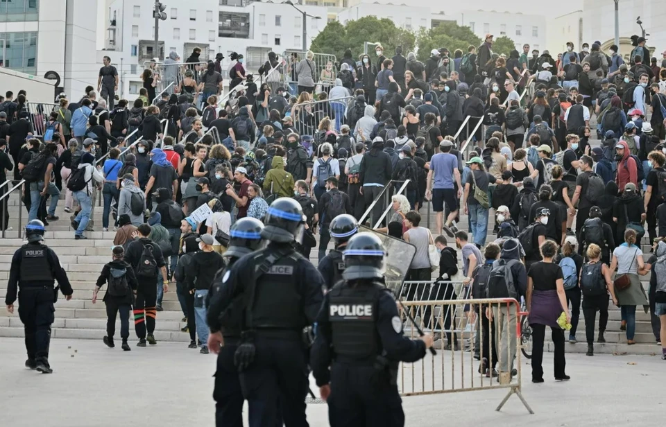 Полиция разгоняет протестующих в Марселе. AP Photo / Philippe Magoni
