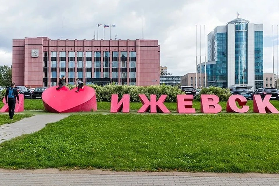 Дети любят карабкаться на это сердечко. Фото: Данил Иванов