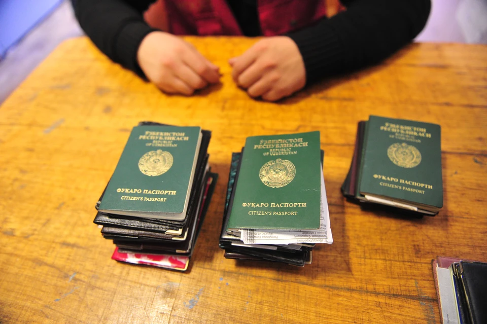 Организатор схемы занимался поиском иностранцев, которым требовалась регистрация, и за деньги изготавливал для них поддельные документы.