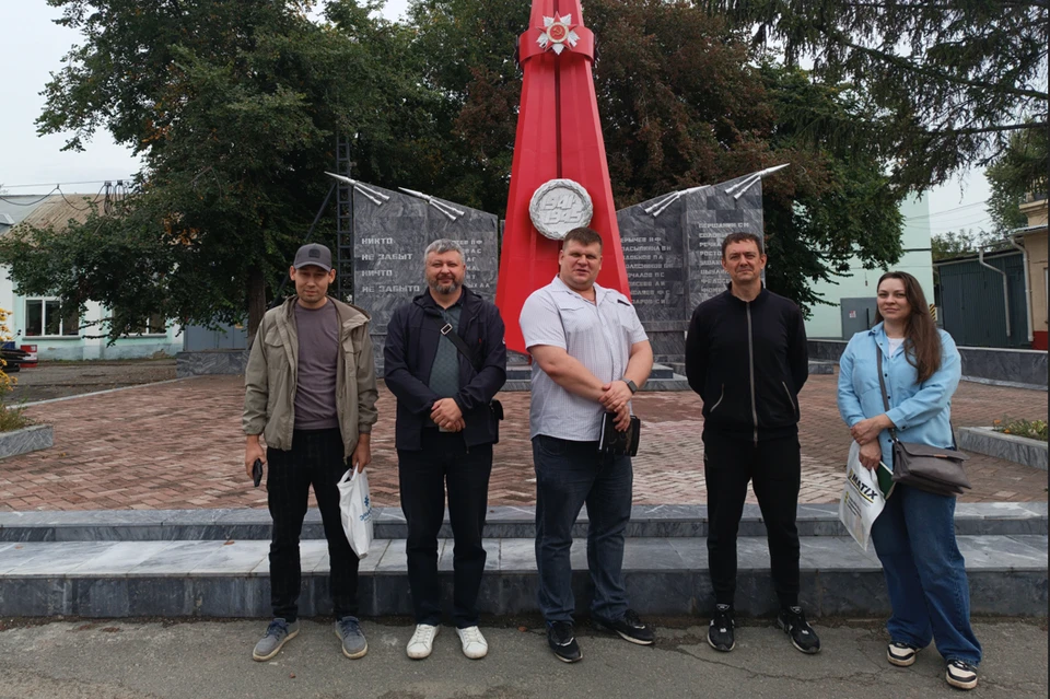 Директор НПО «МАТИКС» Михаил Лепешкин (в центре) с другими производственниками посетил челябинское пассажирское вагонное депо