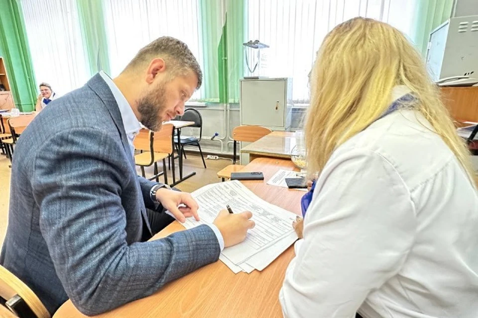 Председатель Думы Иркутска проголосовал на выборах губернатора Иркутской области. Фото: телеграм-канал Евгения Стекачева