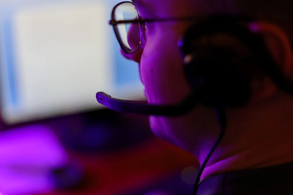 56-летний ростовчанин лишился 1,5 миллиона рублей после установки неизвестного приложения на телефон для инвестиций.