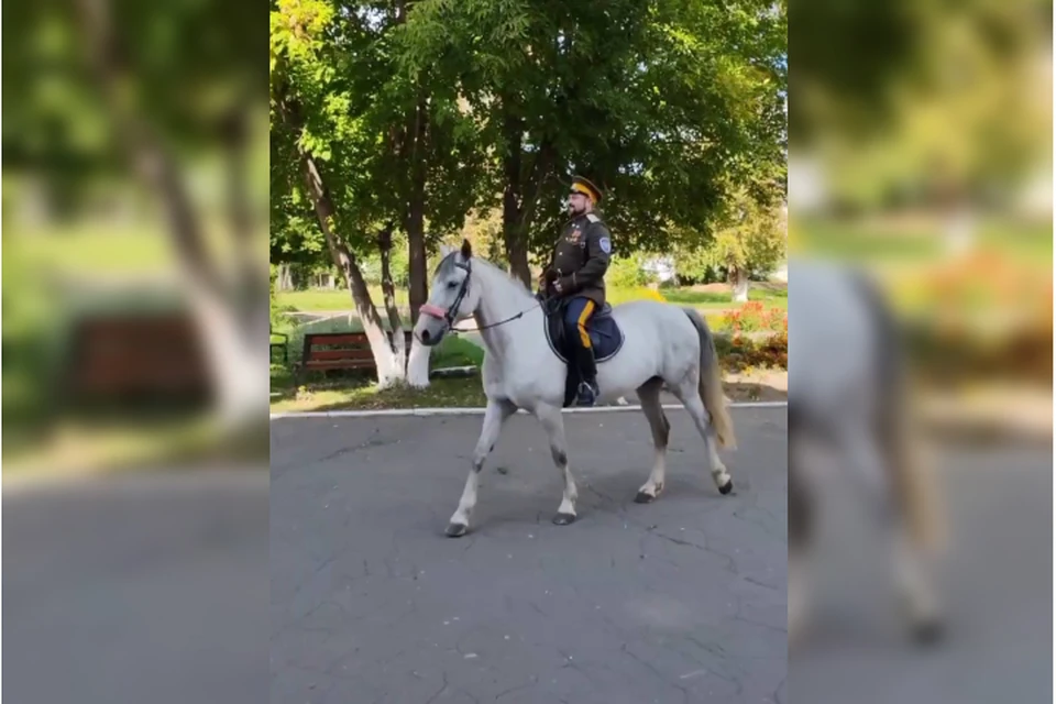 В Усолье-Сибирском казачий атаман на коне прибыл на избирательный участок. Фото: региональный центр общественного наблюдения за выборами.