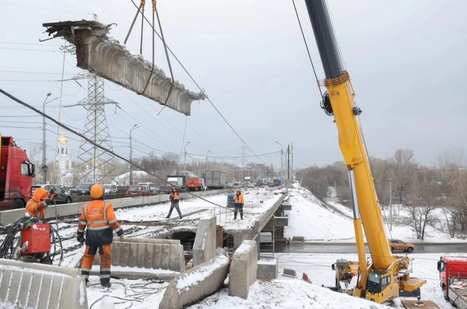 Режим повышенной готовности введен из-за размыва склона под Мызинским мостом. Фото: пресс-служба Заксобрания Нижегородской области.