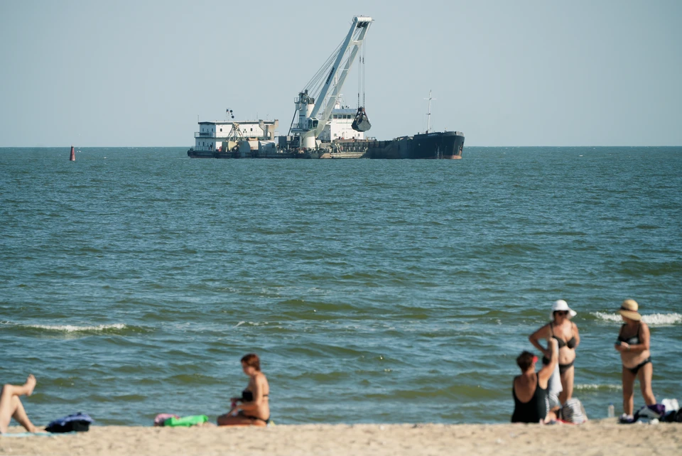 Дноуглубительная платформа «Коломенец» в работе возле Мариупольского морского порта