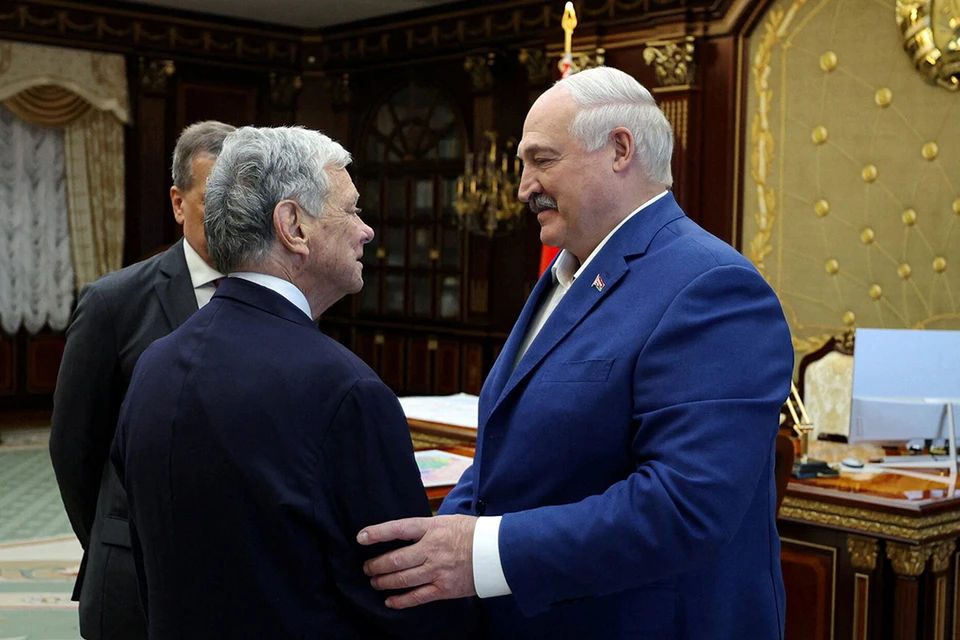 Президент Беларуси Александр Лукашенко встретился в Минске с представителем президента США Дональда Трампа Джоном Коулом