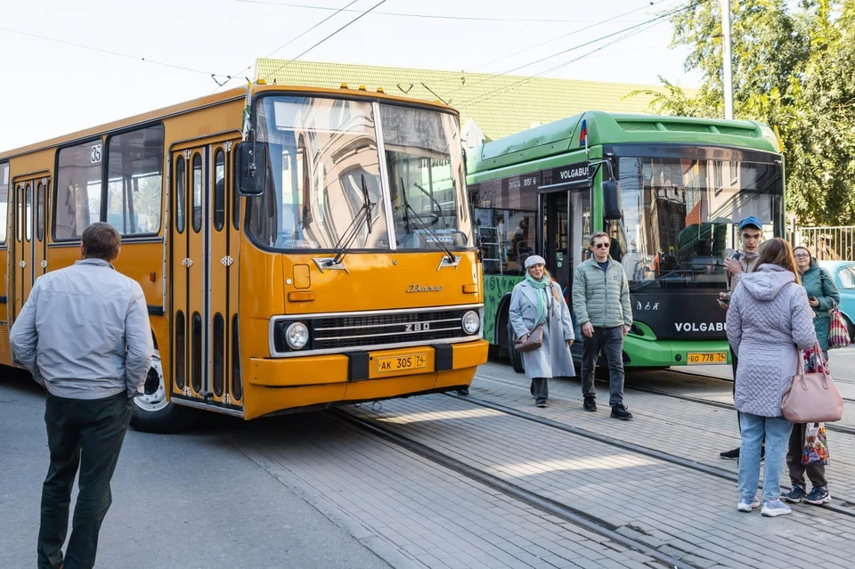 Ежегодно ко Дню города челябинцам дают покататься на автобусе из детства. Фото: администрация Челябинска