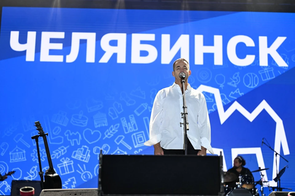 Дмитрий Певцов на сцене Дня города.