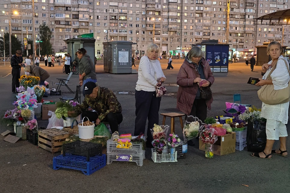 Проверили, что происходит у метро Петербурга спустя почти три месяца после принятия закона о запрете на разносную торговлю там.