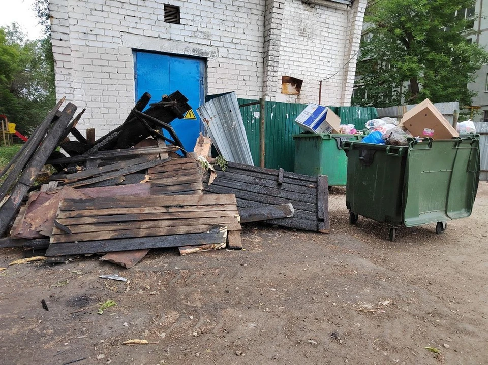 Из-за припаркованных машин спецтехника часто не может вывезти мусор