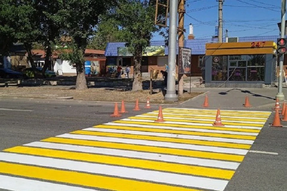 В Мариуполе обновляют пешеходную разметку в Ильичевском районе. Фото: АГО Мариуполь