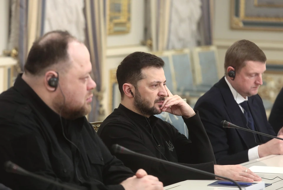 Зеленский провел встречу с депутатами Рады и пригрозил "трудными решениями" при ухудшении ситуации в бою