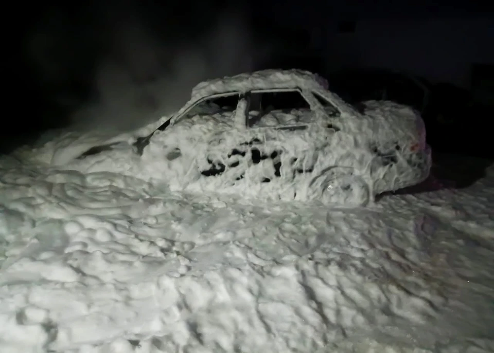 Автомобиль полностью запенили. Фото: ГУ МЧС Крыма