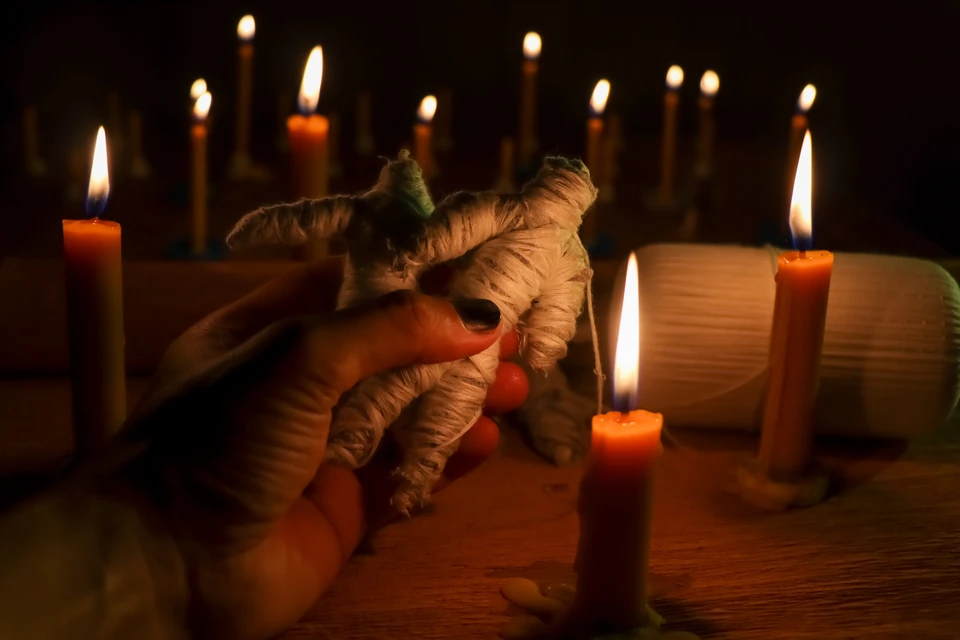 По версии следствия, одна из сотрудниц морга поместила в тело умершего «пакет смерти» с эзотерической атрибутикой. Фото: chemical industry/Shutterstock/Fotodom