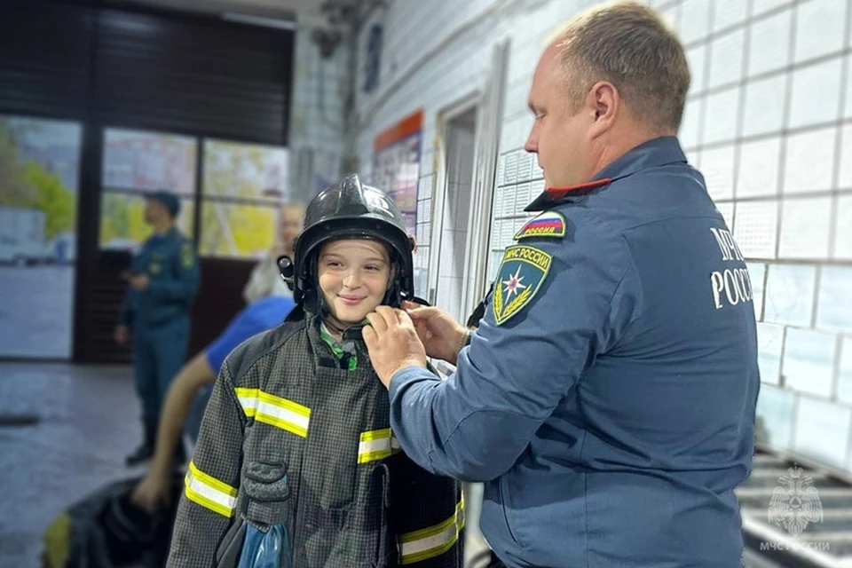Школьникам Донецка провели экскурсию в рамках празднования 35-й годовщины МЧС РФ. Фото: МЧС России по ДНР