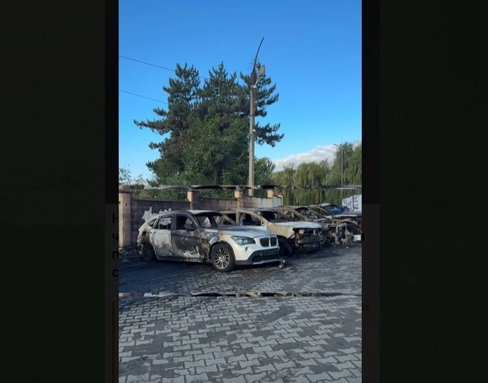 На парковке полностью сгорели четыре автомобиля. Фото: скрин с видео