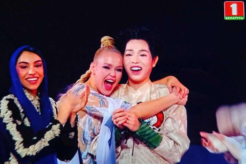 Настя Кравченко и победивший в конкурсе представитель Вьетнама Дык Фук.