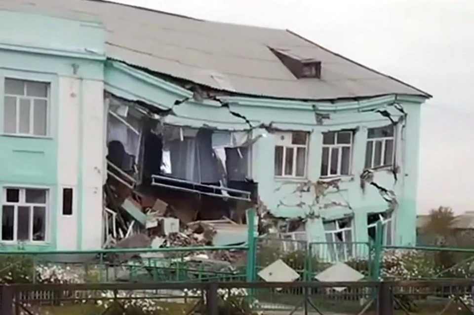Видео момента обрушения школы в Татарске появилось в интернете, фото: кадр из видео