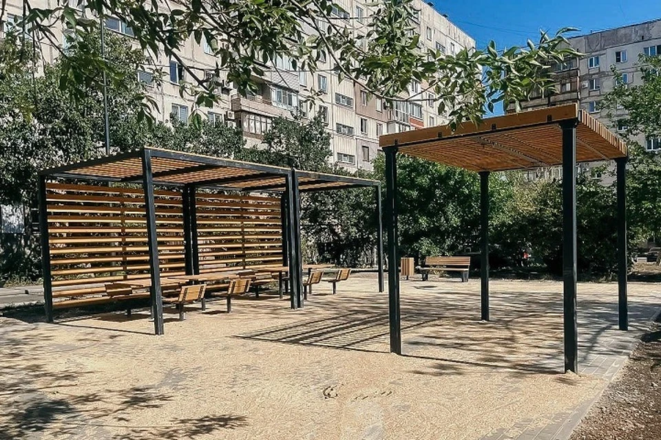 Санкт-Петербург благоустраивает дворы в Жовтневом районе Мариуполя. Фото: АГО Мариуполь