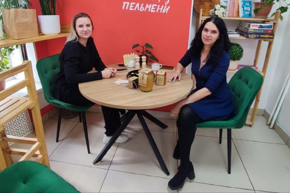 Ксения Жихарева и Анна Чекрыжева (слева) договорились о сотрудничестве.