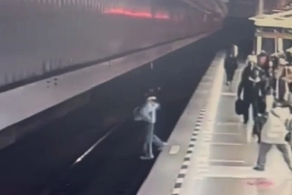 На станции пришлось отключать питание контактного рельса. Фото: читатель «КП»