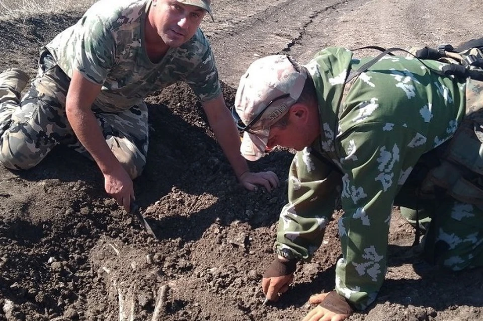 Останки бойца нашли под грунтовой дорогой. Фото: ПО "Боспор Поиск"/Вконтакте