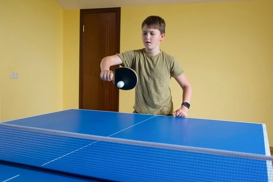 Помимо игровой площадки, школа получила теннисный стол и комплекты обручей. Фото: Администрация Мариуполя