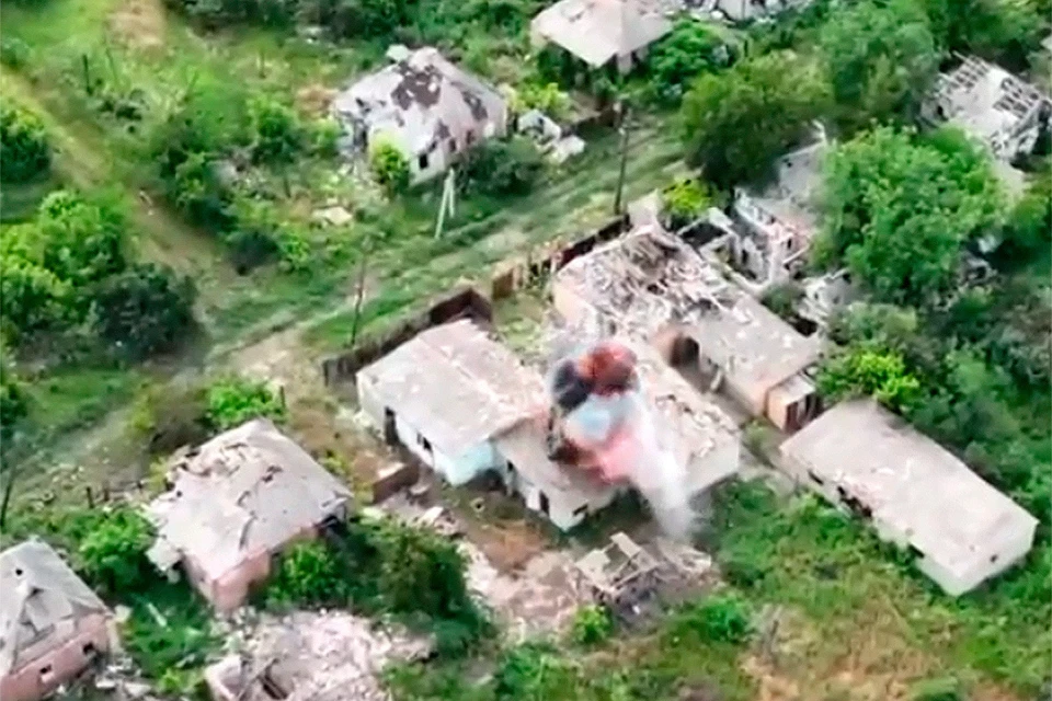 Минобороны России демонстрирует кадры боевой работы операторов подразделения БПЛА Ивановского соединения ВДВ в районе Часов Яра.