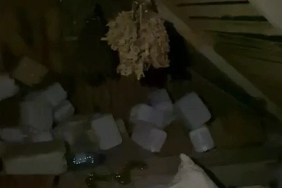 Видео склада с суррогатным алкоголем в доме в Ленобласти показала прокуратура Фото: Кадр из видео прокуратуры Ленинградской области
