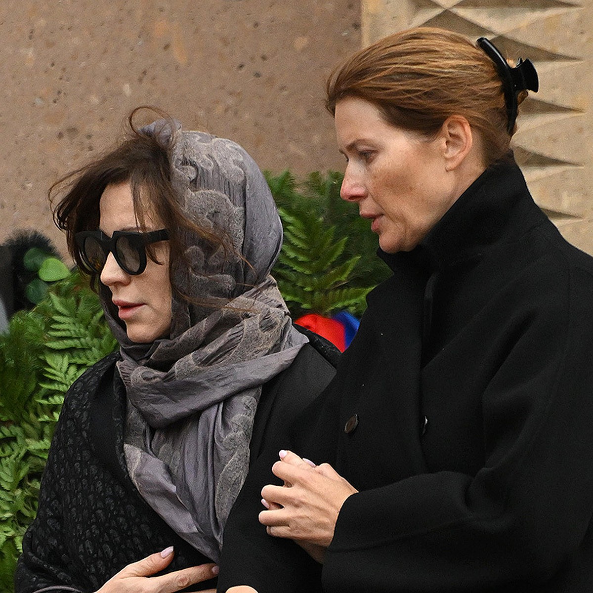 Қолдары артына байланған қыздар видео Бразилиялық порно жұлдыз Моника шөпте жігіттерді трахает