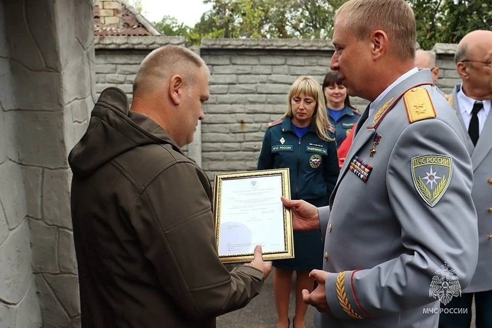 Заместитель главы МЧС России Алексей Кострубицкий вручил государственные награды спасателям ДНР. Фото: МЧС России