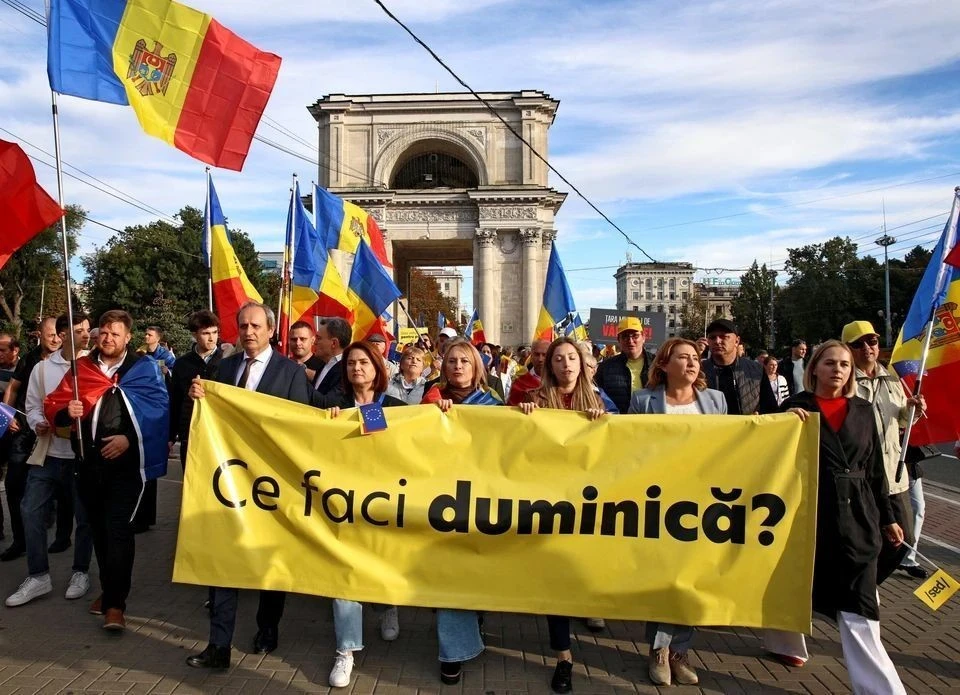 Участница митинга в Кишиневе побила сумкой проукраинского активиста