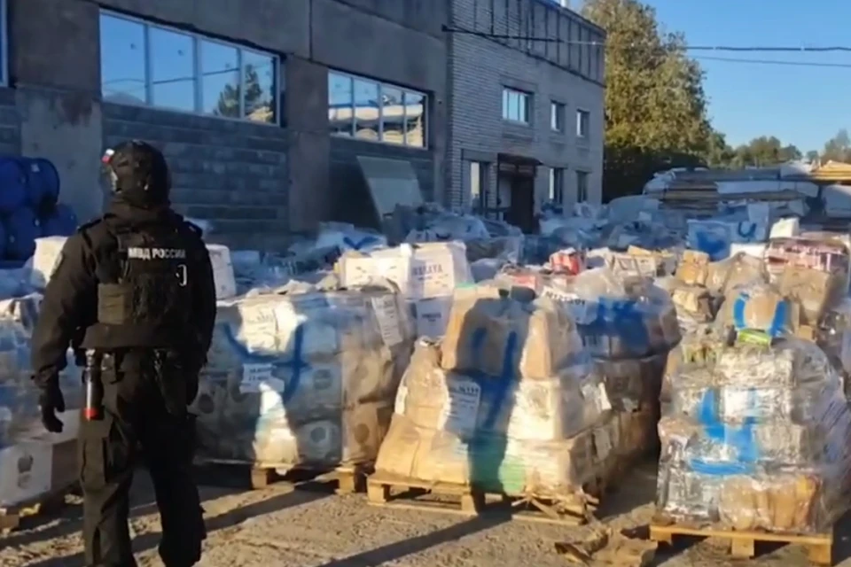 Следователи нашли десятки паллет с алкоголем, приготовленных для утилизации. Фото: кадр из видео СК по Ленинградской области.